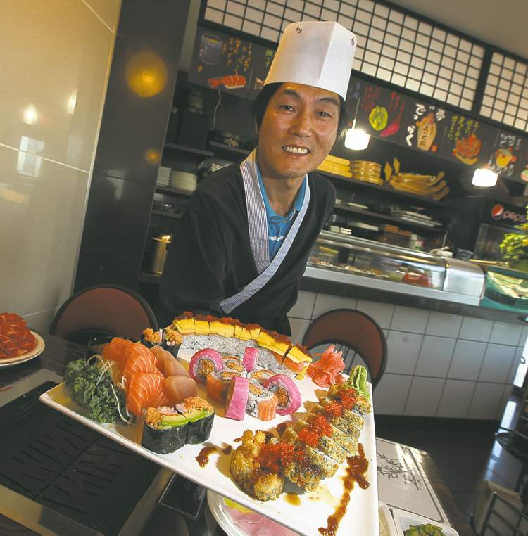 PHIL HOSSACK / WINNIPEG FREE PRESS
Hiroba chef Seok-Soon Hong shows off a platter of colourful sushi and sashimi.