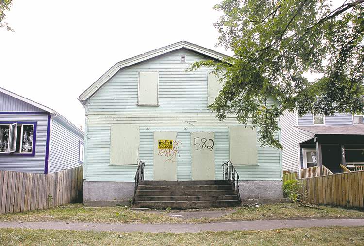 MIKE DEAL / WINNIPEG FREE PRESS
MIKE DEAL / WINNIPEG FREE PRESS
A vacant house at 582 Pritchard Ave. on one of the worst blocks reviewed.