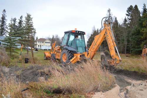 KEVIN ROLLASON / WINNIPEG FREE PRESS
Lake Winnipeg shoreline protection project using willows at Hnausa. Heavy equipment digs a trench a couple of metres in from the shoreline