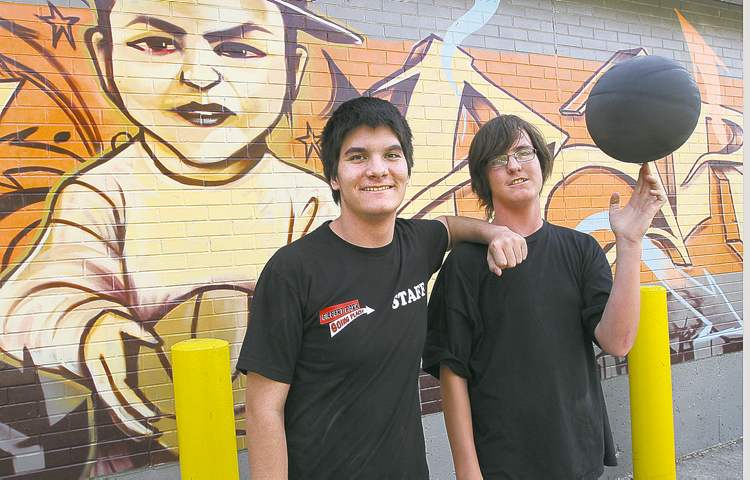 JOE BRYKSA / WINNIPEG FREE PRESS
Matthew Martin (left) and his brother Jordan enjoy playing after-school sports at the Gilbert Park Resource Centre.