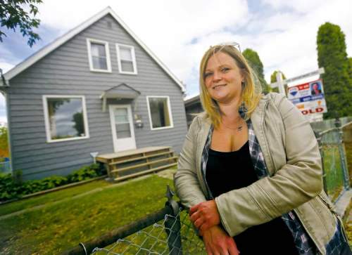 TREVOR HAGAN / WINNIPEG FREE PRESS
Pam McKenzie finally has her first home after losing two homes because of bidding wars.