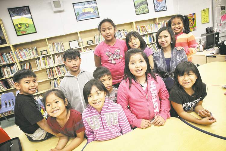 Mike Deal / Winnipeg Free Press
Mike Deal / Winnipeg Free Press
Teacher Emmarie Santiago (second from right) teaches grade 2 to 6 children at Lord Nelson School the Filipino language at an after-school program run by the Manitoba Association of Filipino Teachers.