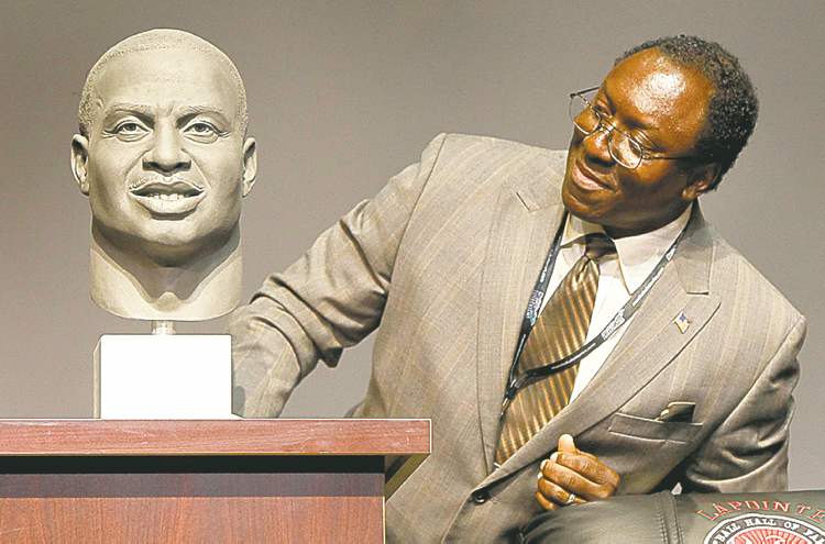 WAYNE GLOWACKI / WINNIPEG FREE PRESS
Tyrone Jones� brother Artie Jones looks at the bust of his late brother.