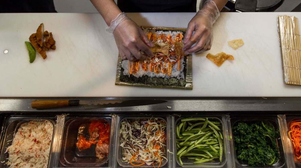 MIKE DEAL / WINNIPEG FREE PRESS
Preparation of a King Street Chicken sushi burrito at Chosabi.
