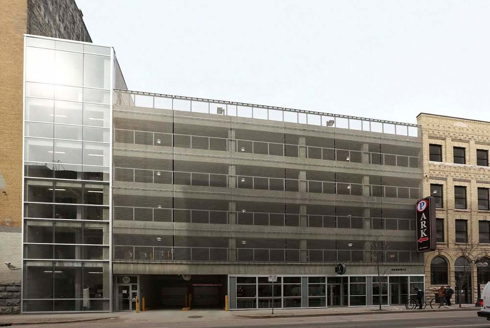 MIKE DEAL / WINNIPEG FREE PRESS
The parkade on King Street features Chosabi Asian Eatery and Bronuts on the main floor.