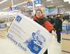 Wayne Glowacki / Winnipeg Free Press archivesRon Osadac carries his purchase from a Winnipeg big-box store on Black Friday. The U.S.-inspired event is popular in Canada.