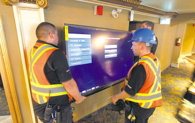 Boris Minkevich / Winnipeg Free Press
Workers do the final touches on the renos at the Metropolitan Theatre Friday.