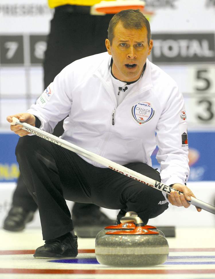 CP
Winnipeg's Jeff Stoughton suffered his only loss Friday against John Epping, but bounced back to beat fellow Winnipegger Mike McEwen in his last game of the round-robin. Stoughton earned a bye into Sunday's championship final.