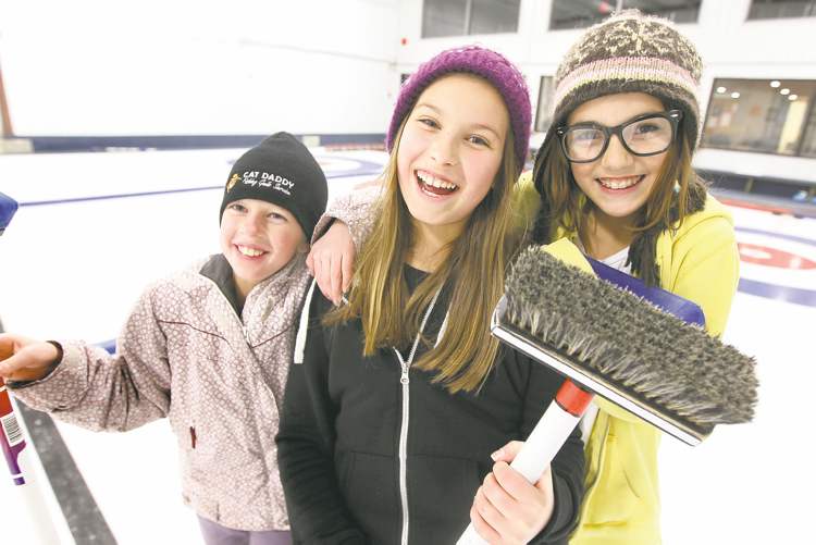 Ruth Bonneville / Winnipeg Free Press
Samantha Holyk (centre) learns how to curl with Saige Munroe (left) and Amanda Rear.