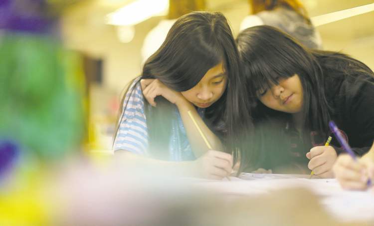 Trevor Hagan / Winnipeg Free Press
Juliana Valdoria (left) and Ashley Salada at an art class at the Winnipeg Art Gallery Studio � her favourite highlight of Grade 5.