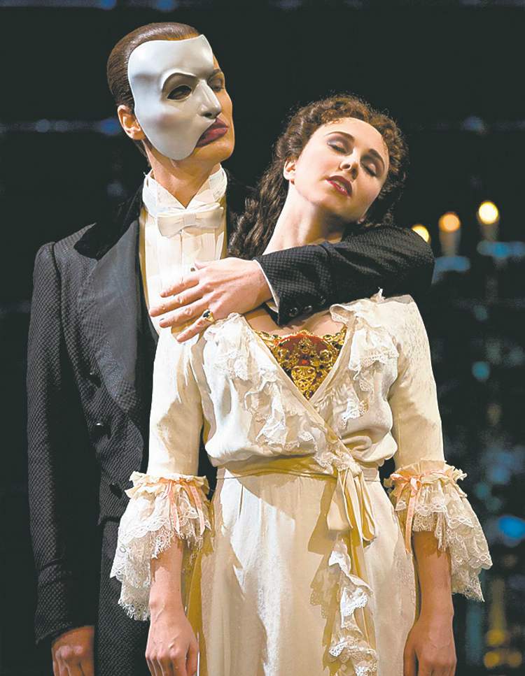 Hugh Panaro as The Phantom with Samantha Hill as Christine Daaé.