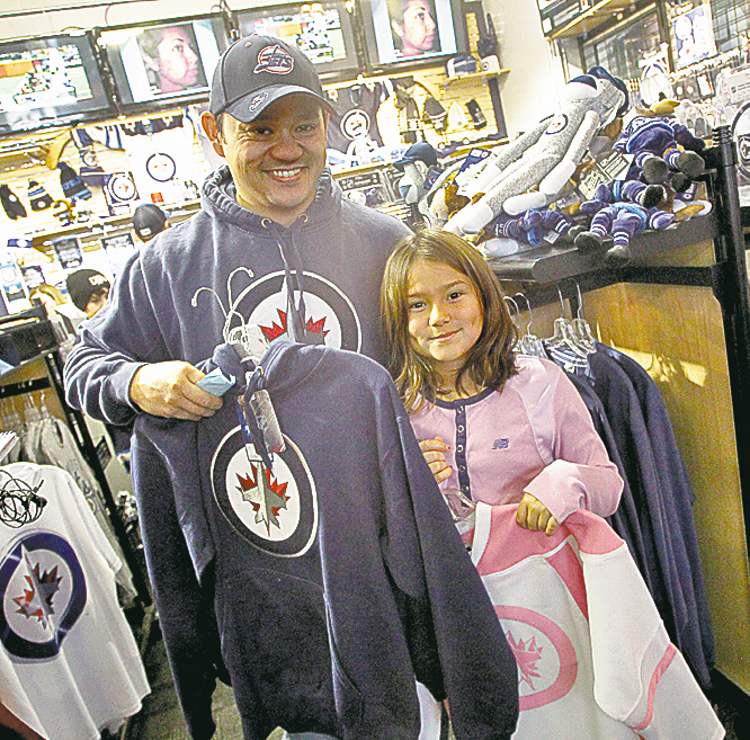 MIKE DEAL / WINNIPEG FREE PRESS
Jets fans Bruce Dueck and daughter Jesslyn, 9, check out the merchandise at the Jets Gear store before the start of the team's training camp.