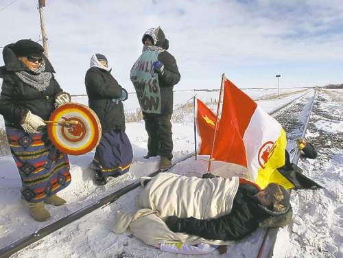WAYNE GLOWACKI/WINNIPEG FREE PRESS
Protesters block rail tracks near the Yellowhead Highway west of Portage la Prairie, Man. on Jan. 16.