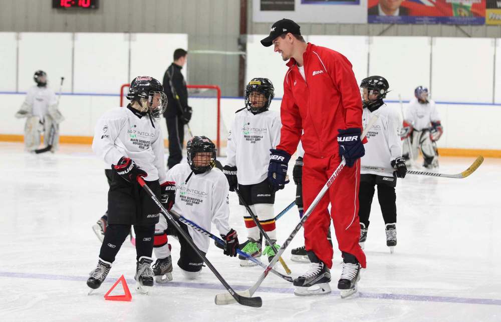 Winnipeg Jets hockey star player Mark Scheifele works with young hockey players on the ice in Hockey Camp at Gateway Recreation Centre Saturday in Support of KidSport Winnipeg. June 20 & 21, 2015 Ruth Bonneville / Winnipeg Free Press
