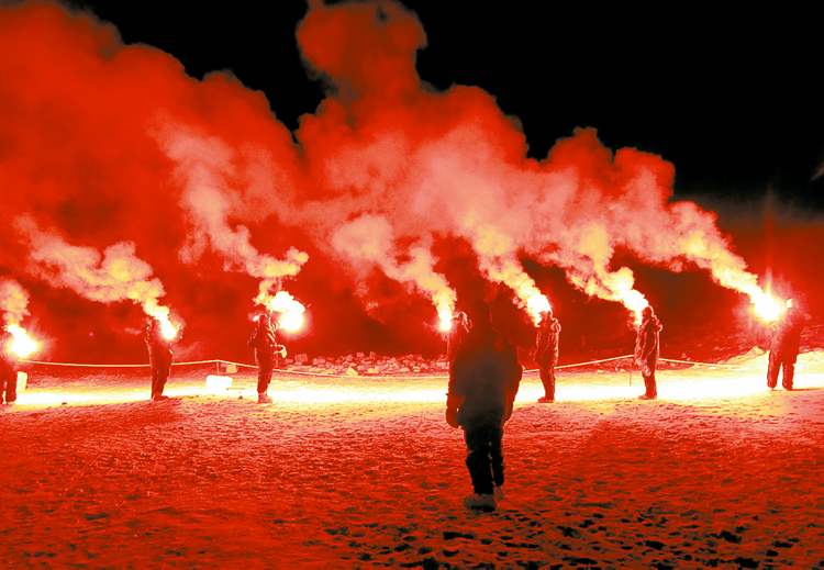 PHOTO BY CANADIAN FORCES SCHOOL OF SURVIVAL AND AEROMEDICAL TRAINING
Canadian Forces members train to use flares to attract rescue aircraft as part of their High Arctic survival course.
