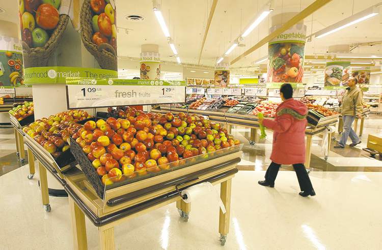 KEN GIGLIOTTI / WINNIPEG FREE PRESS archives
The Zellers grocery store in the basement of the downtown Bay: There are fewer and fewer places to buy groceries downtown.