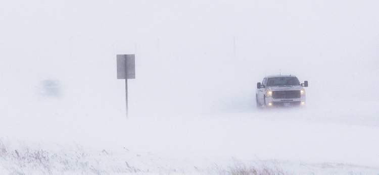 The province does not regularly assess the state of infrastructure inventory such as the Perimeter Highway. (Wayne Glowacki / Free Press files)