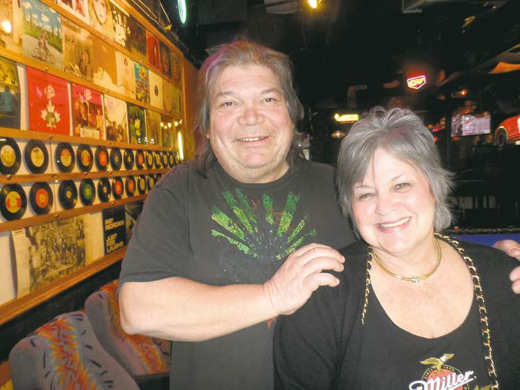 MAUREEN SCURFIELD / WINNIPEG FREE PRESS
Royal George co-owner Greg Pester and bartender Coco Titanich.