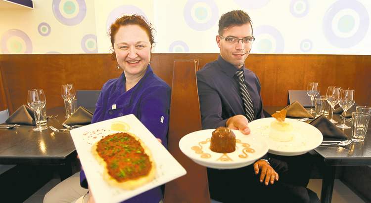 PHIL HOSSACK / WINNIPEG FREE PRESS ARCHIVES
Cousins Karen and Kelvin Peters opened Arkadash less than a year ago. It served Mideast fare.