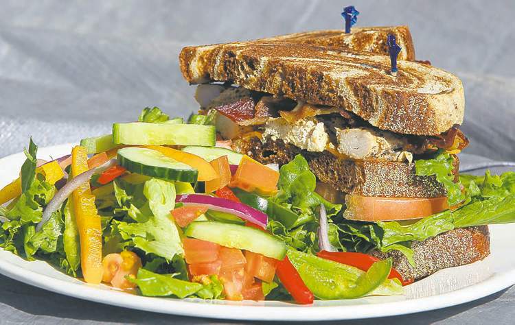 BORIS MINKEVICH / WINNIPEG FREE PRESS
Degrees' club keeps U of M eatery (below) packed.