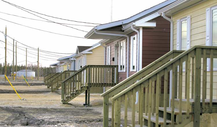 RUTH BONNEVILLE / WINNIPEG FREE PRESS ARCHIVES
These homes at the former Gypsumville radar base will be moved to the new Little Saskatchewan reserve location for that First Nation's flood evacuees.