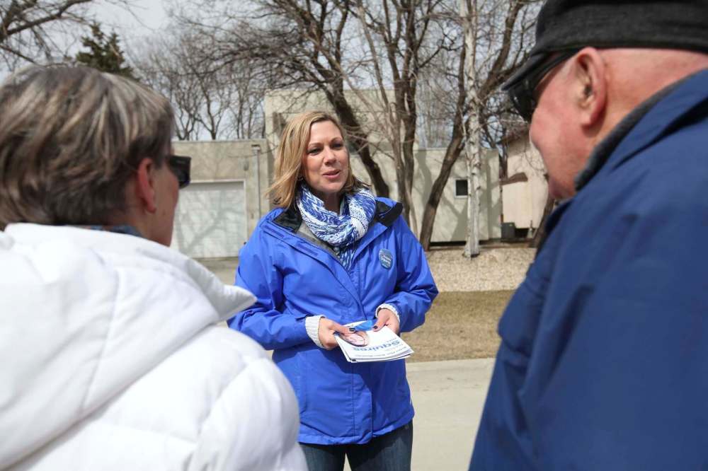 RUTH BONNEVILLE / WINNIPEG FREE PRESS
Riel PC Candidate Rochelle Squires talks to riding residents.