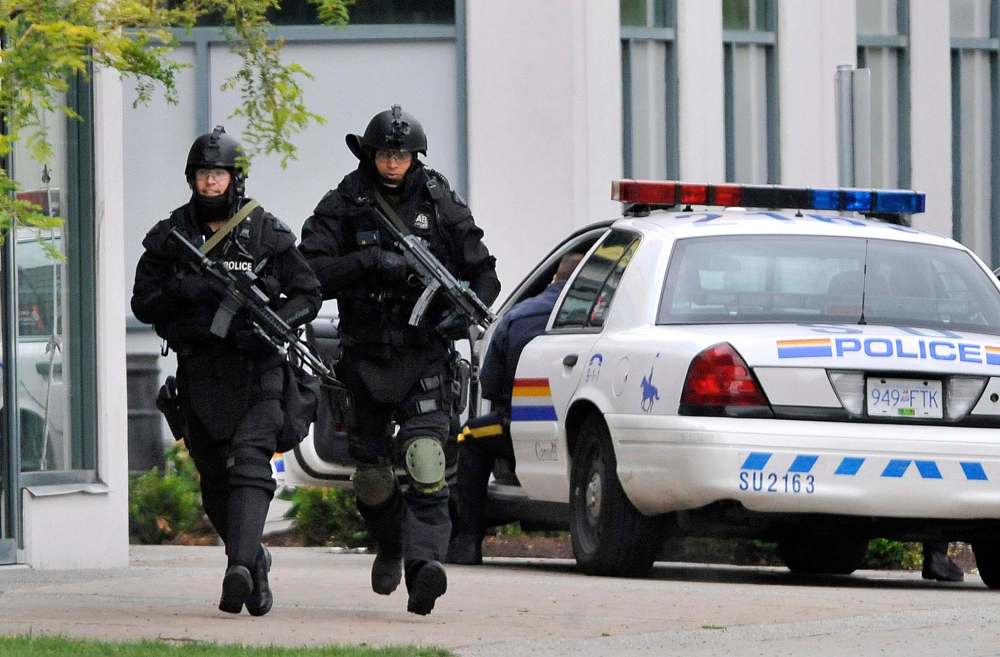 Ian Smith / Vancouver Sun files
RCMP officers in Surrey, B.C., carrying carbine weapons respond to a call in this 2009 photo. Many other police forces in Canada have armed officers with the military-style weapons.