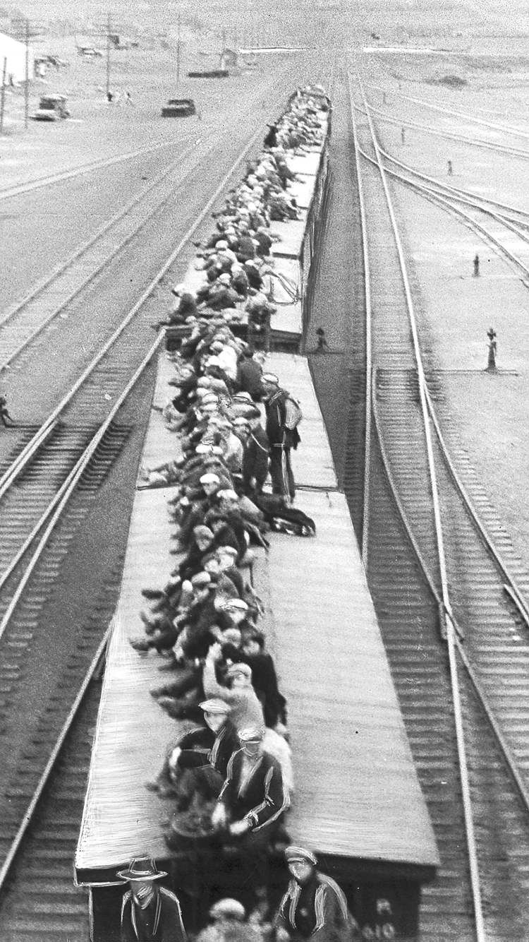 WINNIPEG FREE PRESS ARCHIVES
On to Ottawa trekkers on their uncomfortable, wet perch atop boxcars.