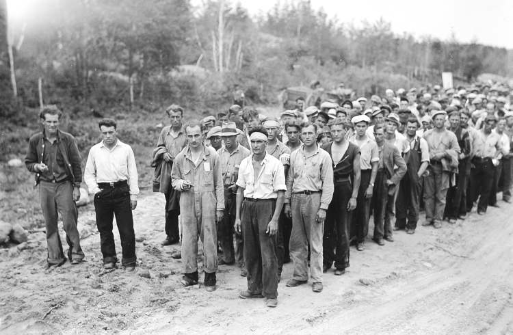 WINNIPEG FREE PRESS ARCHIVES
Relief-camp strikers from Manitoba trek through the mosquito-infested forests of northwestern Ontario. They marched through the night without food and water, but turned back before reaching Kenora.