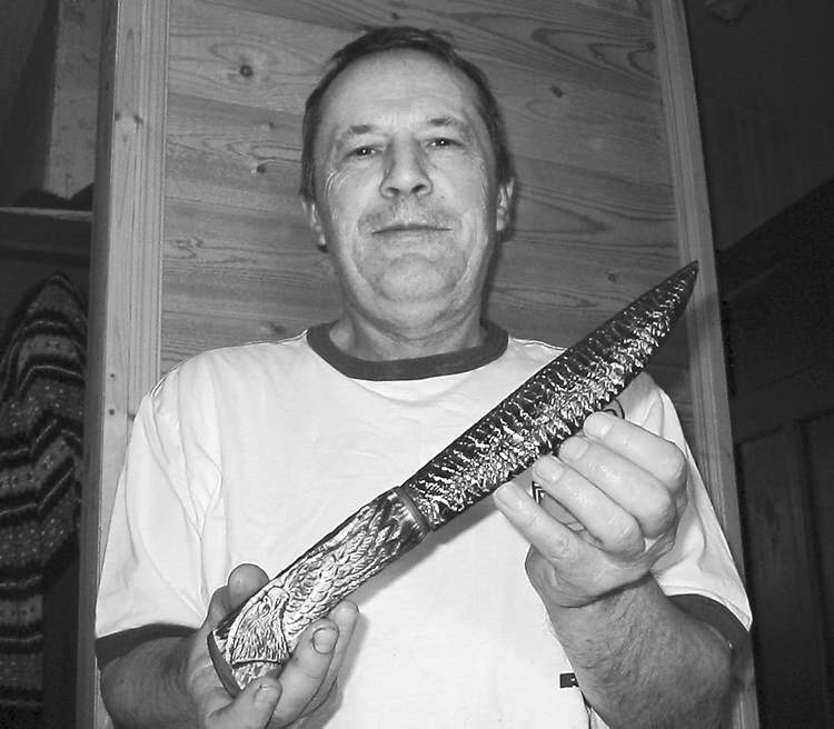 Photos by Bill Redekop / Winnipeg Free Press
Neil Fehr makes obsidian knife blades with handles from antlers, many which feature intricate images of wildlife or aboriginal motifs.