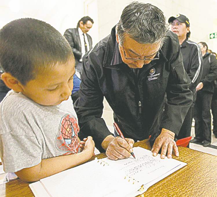 John Woods / THE CANADIAN PRESS
Manitobans line up to pay their respects and sign a book of condolences for Elijah Harper at the legislature.