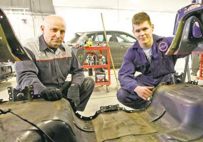 KEN GIGLIOTTI / WINNIPEG FREE PRESS
Maples Collegiate student Josh Pangman, right, with Sal Ardita, shop manager at Crown Honda autobody shop.