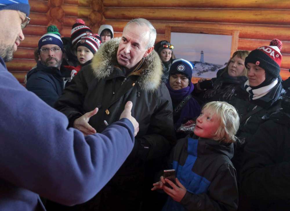 Colin Corneau / Brandon Sun files
Sportscaster Ron McLean greets locals during the