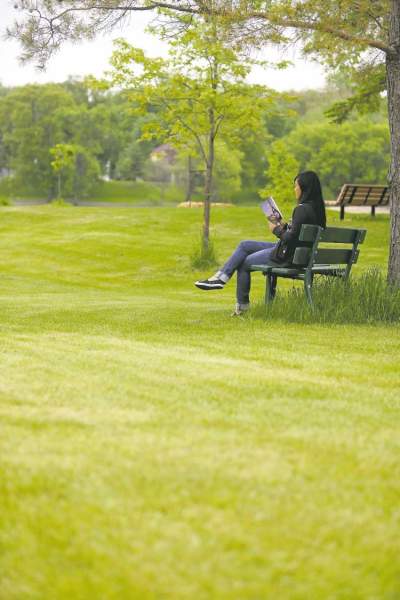 TREVOR HAGAN / WINNIPEG FREE PRESS 
Mable Hagan reads J'adore Paris by Isabelle LaFleche in Toilers Park.
