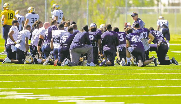 BORIS MINKEVICH / WINNIPEG FREE PRESS
Blue Bombers coach Tim Burke addresses the team's group of core veterans midway through Monday's practice.