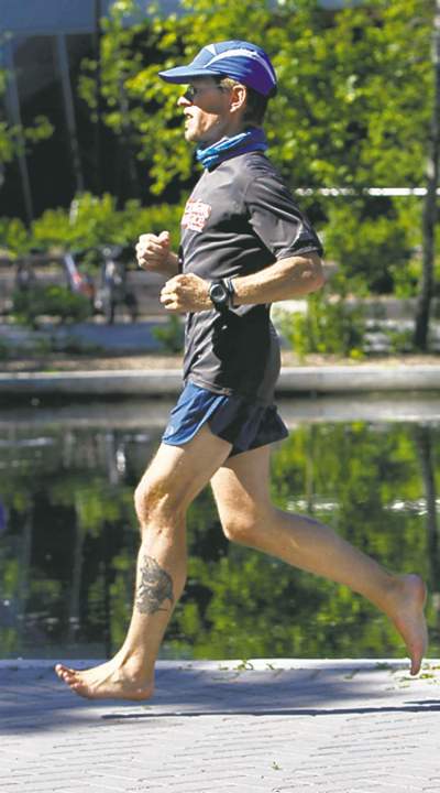 Wayne Glowacki / Winnipeg Free PressBarefoot runner Bob Nicol