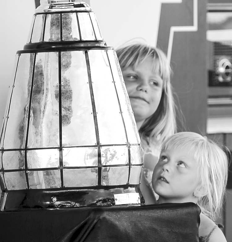 JESSICA BURTNICK / WINNIPEG FREE PRESS
Sisters Brooke (left), 7, and Cheri Poitras, 4, get up close and personal with the Cup.