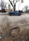 WANYE GLOWACKI / WINNIPEG FREE PRESS FILES
Left to their own devices, municipalities will always default to expensive but ineffectual infrastructure projects that may placate frustrated motorists but don't ultimately solve the problem. Building more, larger and longer roads is, ultimately, unsustainable.