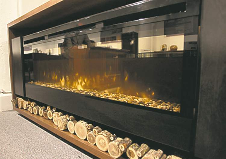 Wayne Glowacki / Winnipeg Free Press
Flames dance in a Ginza fireplace at Buhler Furniture's showroom.