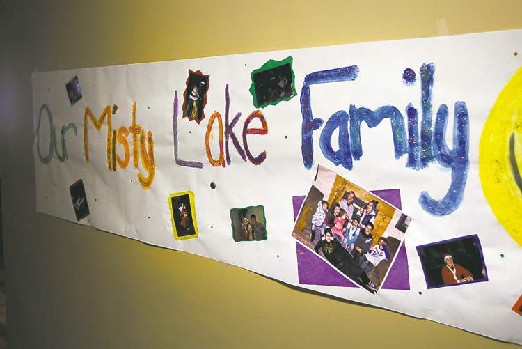 BORIS MINKEVICH / WINNIPEG FREE PRESS ARCHIVES
Little Saskatchewan evacuees at the Misty Lake Lodge last December with signs they made in the hallway of the lodge.