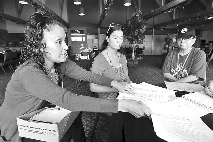 Evacuees Edee O'Meera, left, and Bertha Travers, right, with general manager Retha Dykes. They're angry with the Manitoba Association of Native Firefighters.