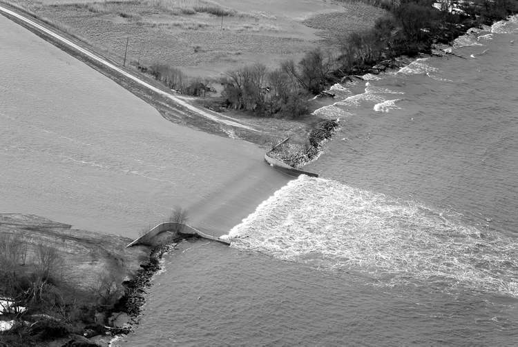 MIKE DEAL / Winnipeg Free Press
Water spills from Portage Diversion into Lake Manitoba during flood fight in May 2011.
