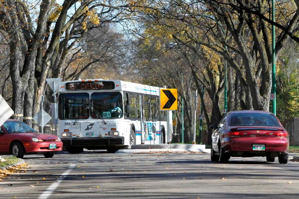 RUTH BONNEVILLE / WINNIPEG FREE PRESS FILES
Traffic moves through a roundabout at the corner of Borebank Street and Grosvenor Avenue.