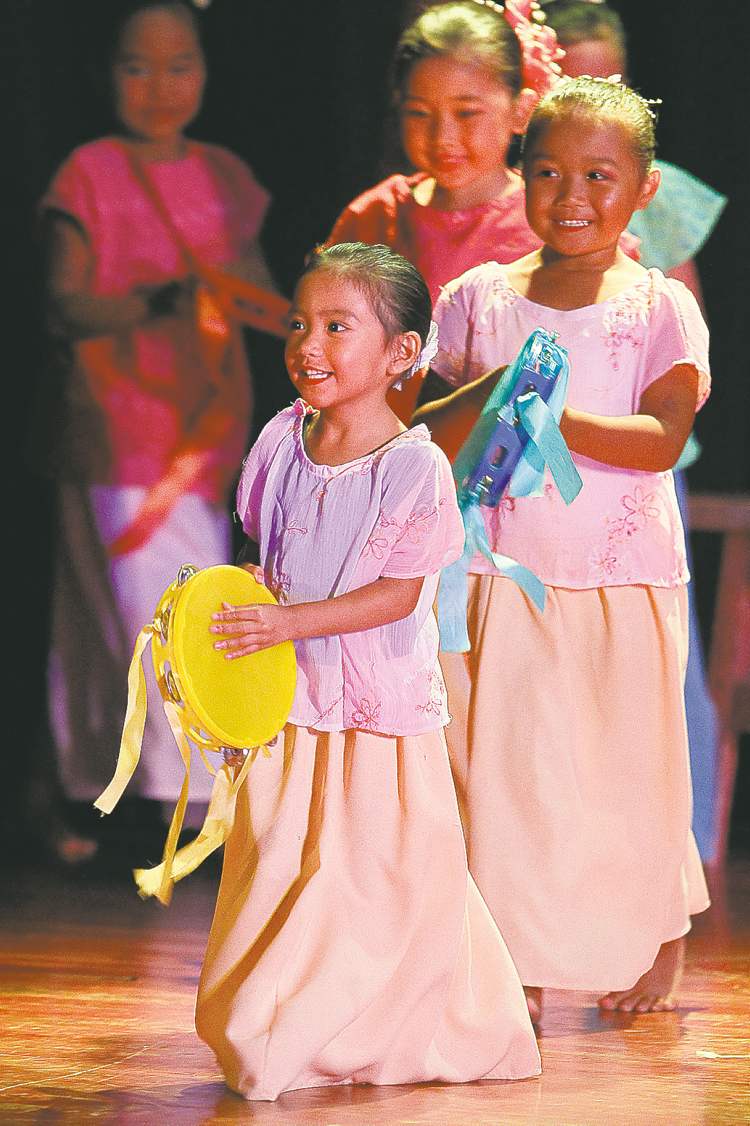 John Woods / Winnipeg Free Press
'You'll leave your heart in the theatre,' reviewer says of the tiny dancers at the Pearl Of The Orient Philippine Pavilion.