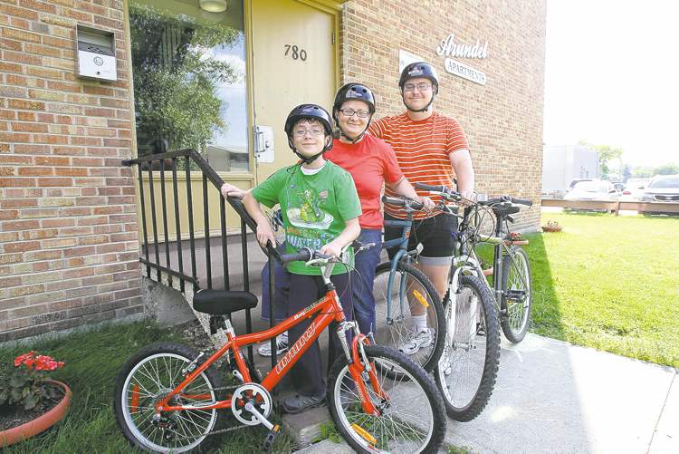 Mike Deal / Winnipeg Free Press
Shelley Sauvé and her two sons Miguel, 10, and Gary, 17, ride their bikes during the summer months to save money.