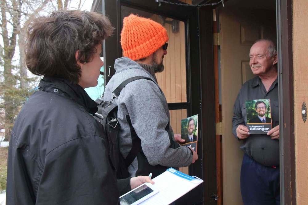 photos by BARTLEY KIVES / WINNIPEG FREE PRESS
Top: Gimli NDP candidate Armand Bélanger (centre) and volunteer Jersey Sundseth chat with supporter Rick Morrison in Ponemah. Above: Gimli PC candidate Jeff Wharton (centre) and his wife, Mickey, speak to undecided voter Frank Harder while canvassing in Riverton.