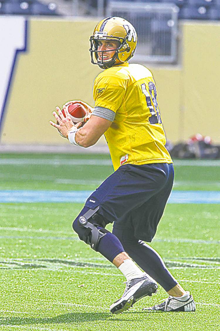 Mike Deal / Winnipeg Free Press
Quarterback Justin Goltz wears a knee brace during practice Wednesday.