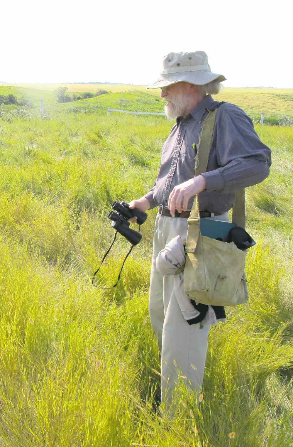 BARTLEY KIVES / WINNIPEG FREE PRESS
James Ritchie, an oral historian, overlooks an unheralded but likely intact mound southeast of Boissevain.