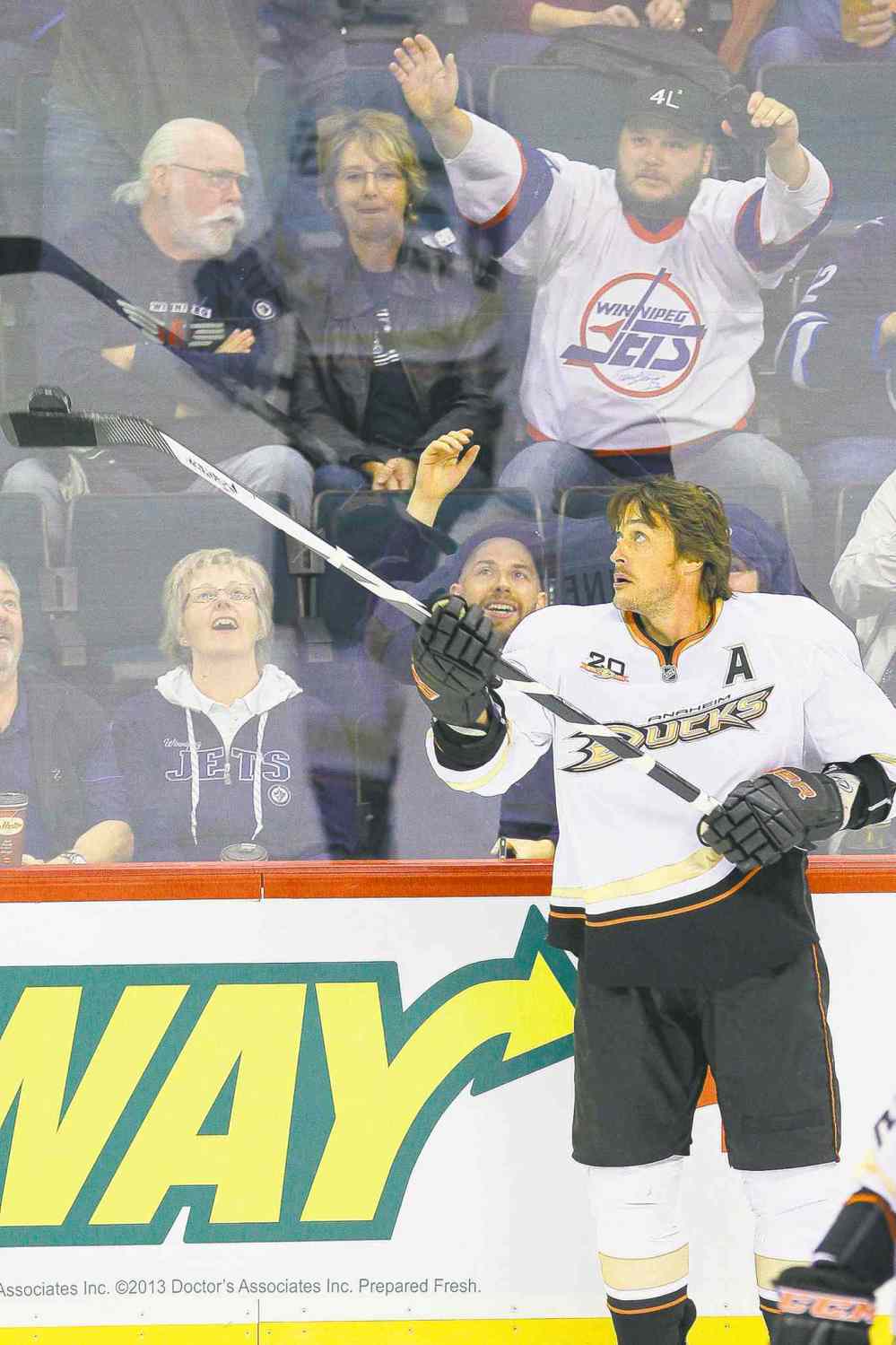 John Woods / WINNIPEG FREE PRESS
It was all fun and goofing around during the warm-up for Teemu Selanne and Jets fans. Then the puck dropped.
