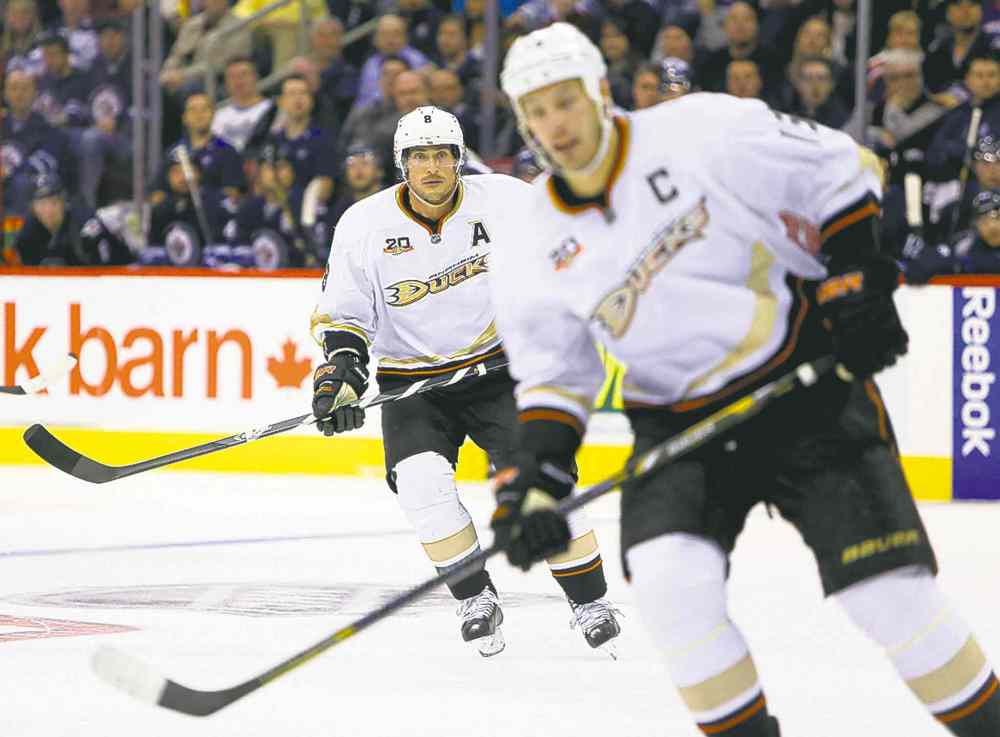 trevor hagan / winnipeg free press
Ducks' Teemu Selanne (back) and Ryan Getzlaf in action at the MTS Centre Sunday night.